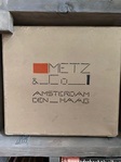 Doos Metz & Co
<br/>
Abe, Onbekend